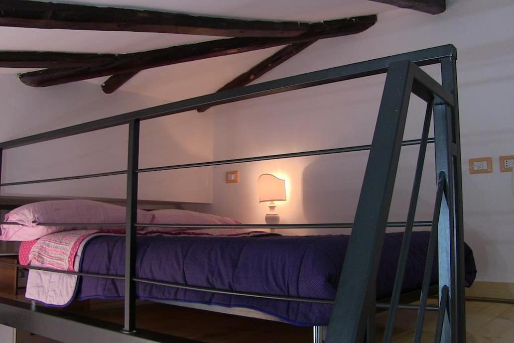 ボローニャにあるla casetta di Ginoのベッドルーム1室(金属製フレームのベッド1台付)