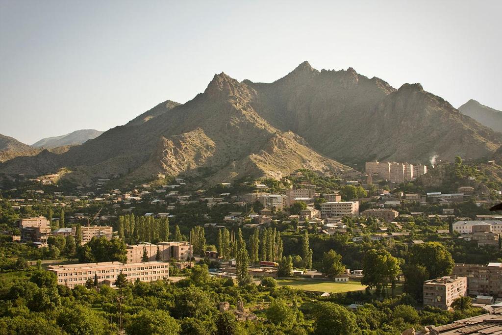 vistas a una ciudad con montañas en el fondo en Meghri Inn, en Meghri