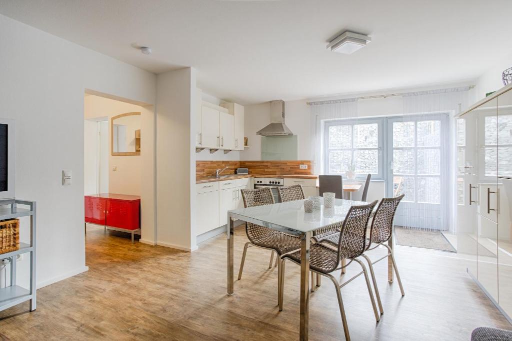 een keuken en eetkamer met een tafel en stoelen bij Ferienwohnung Thiergarten in Mistelgau