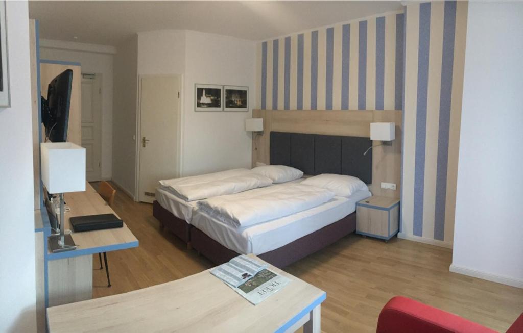 a hotel room with a bed and a desk and a table at Hotel Hansablick in Berlin