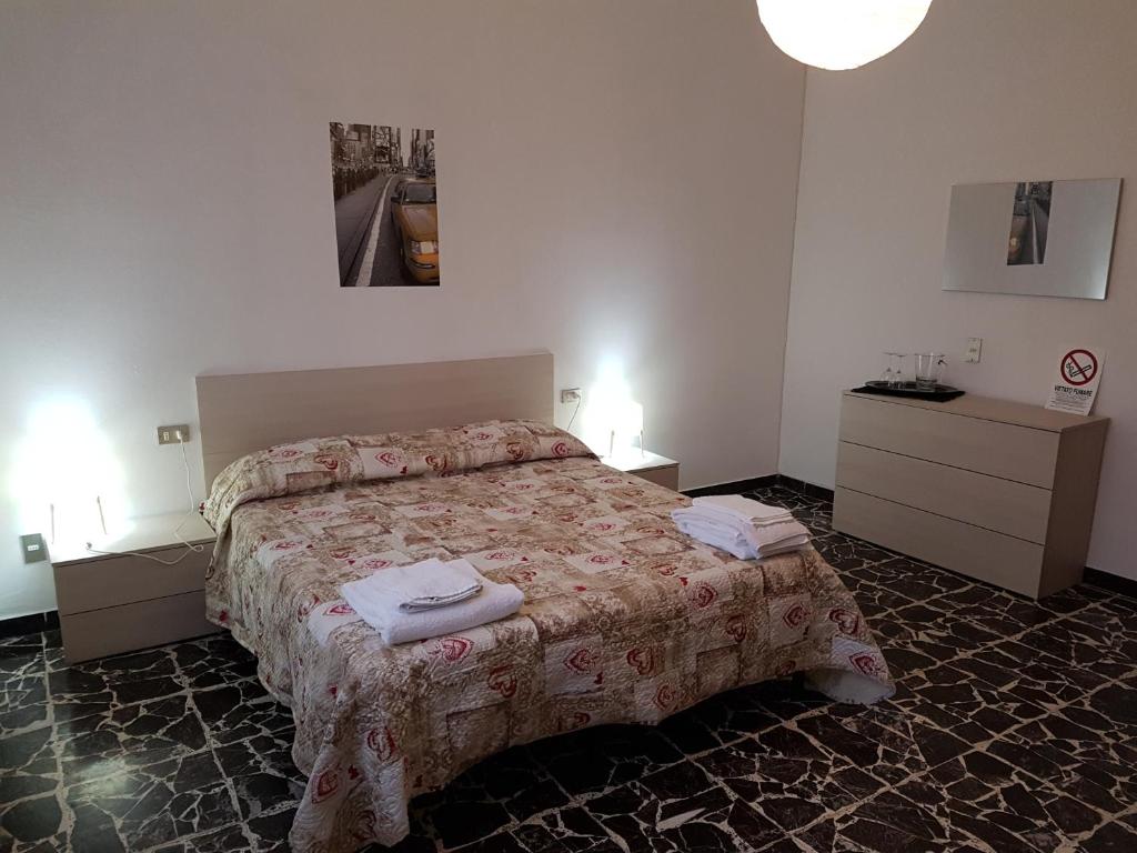 - une chambre avec un lit et 2 tables de chevet dans l'établissement B&B Buscemi, à Pistoia