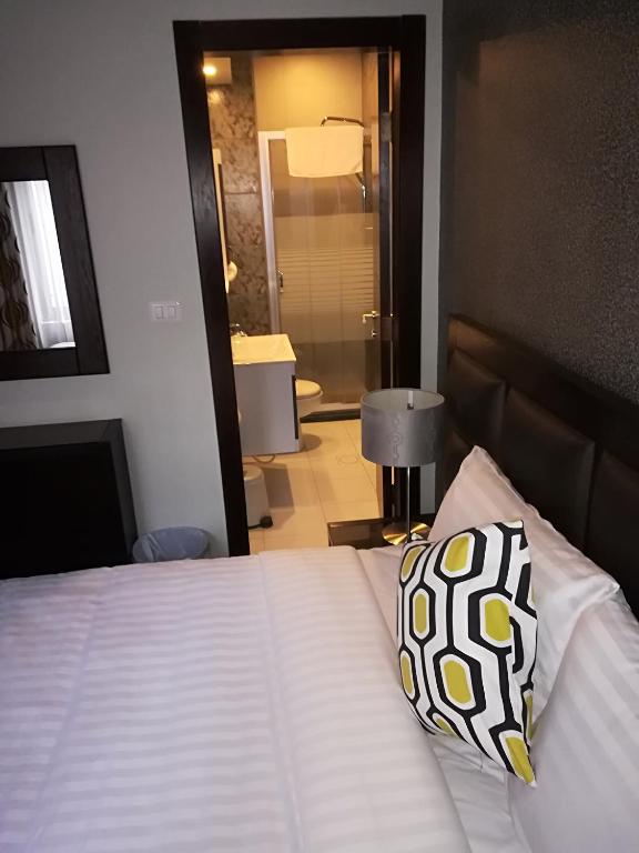 Postel nebo postele na pokoji v ubytování Shams Alweibdeh Hotel Apartments