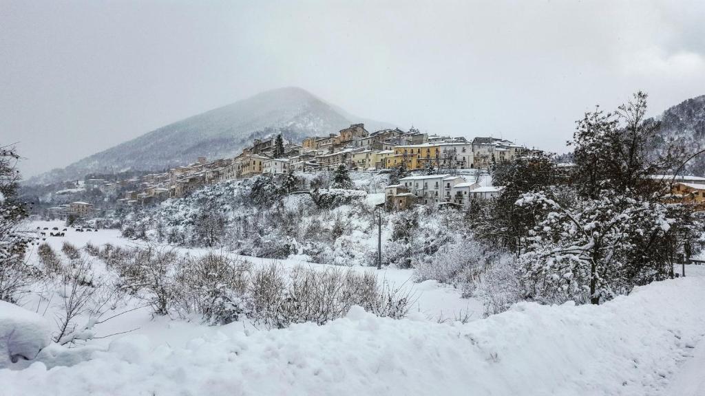 a town on a mountain covered in snow at Casa Ai Piedi Della Riserva Naturale in Pettorano sul Gizio
