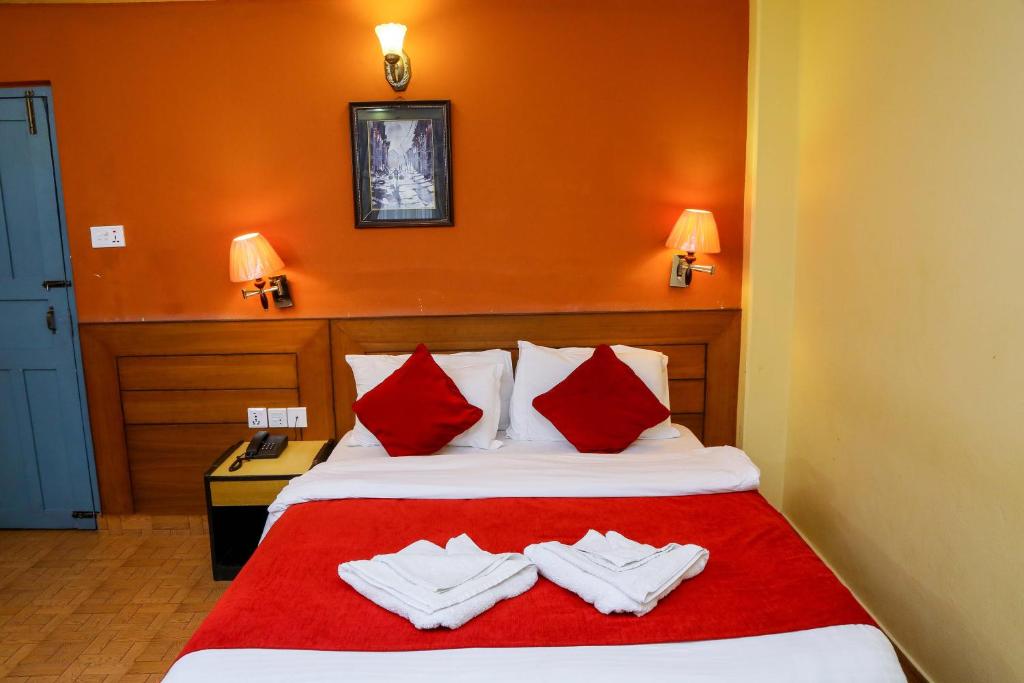 Postel nebo postele na pokoji v ubytování Hotel Silver Oaks Inn