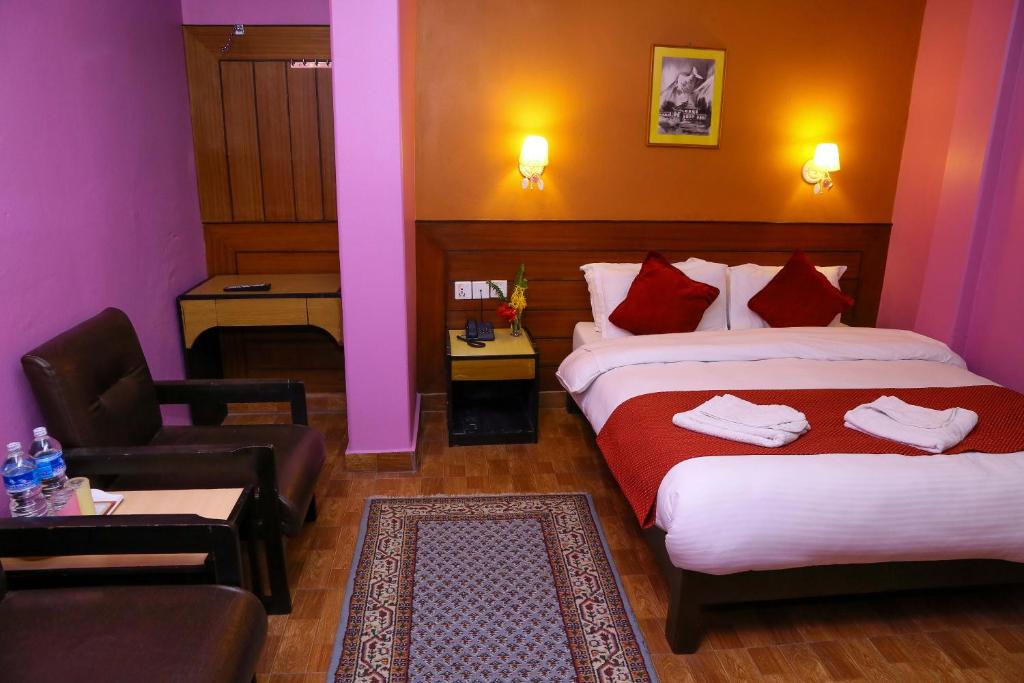 Postel nebo postele na pokoji v ubytování Hotel Silver Oaks Inn
