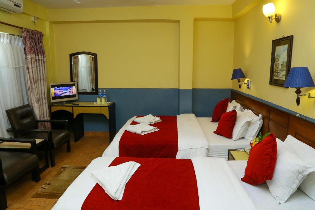 Postel nebo postele na pokoji v ubytování Hotel Silver Oaks Inn