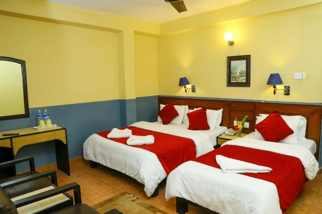 Postel nebo postele na pokoji v ubytování Hotel Silver Oaks Inn