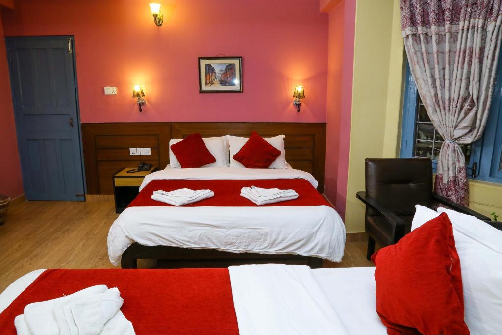 Postel nebo postele na pokoji v ubytování Hotel Silver Oaks Inn