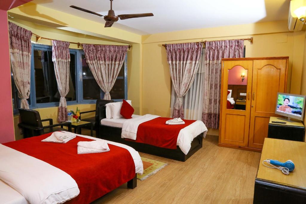 Postel nebo postele na pokoji v ubytování Hotel Silver Oaks Inn