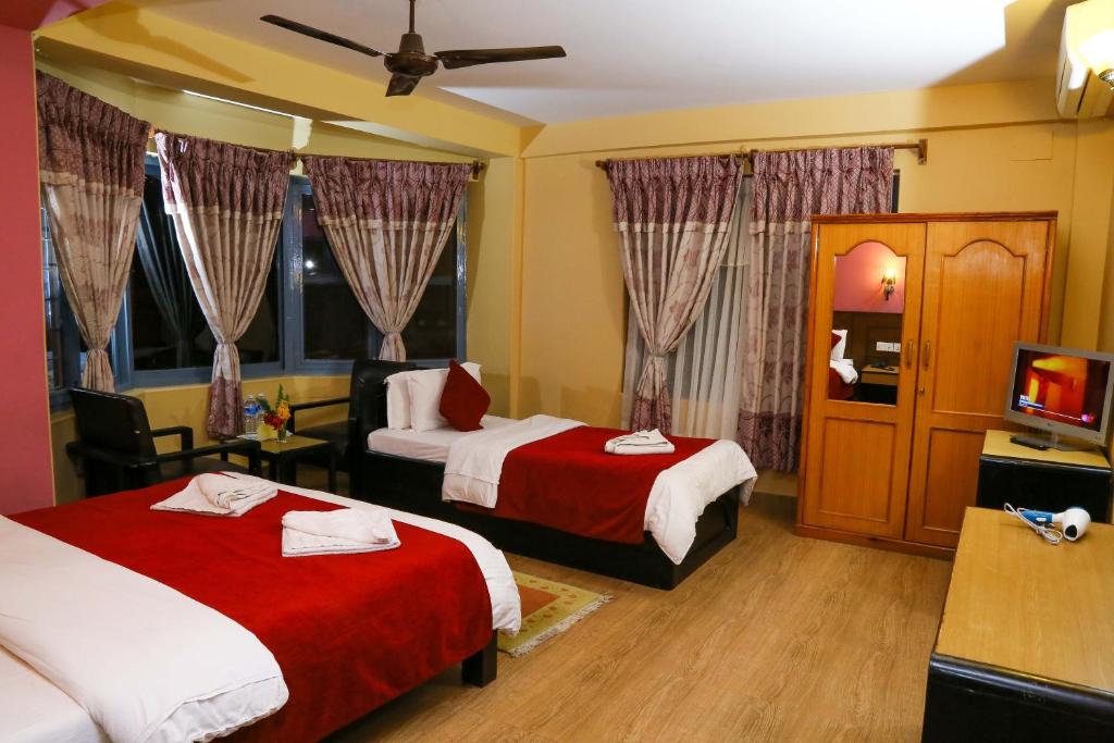 Postel nebo postele na pokoji v ubytování Hotel Silver Oaks Inn