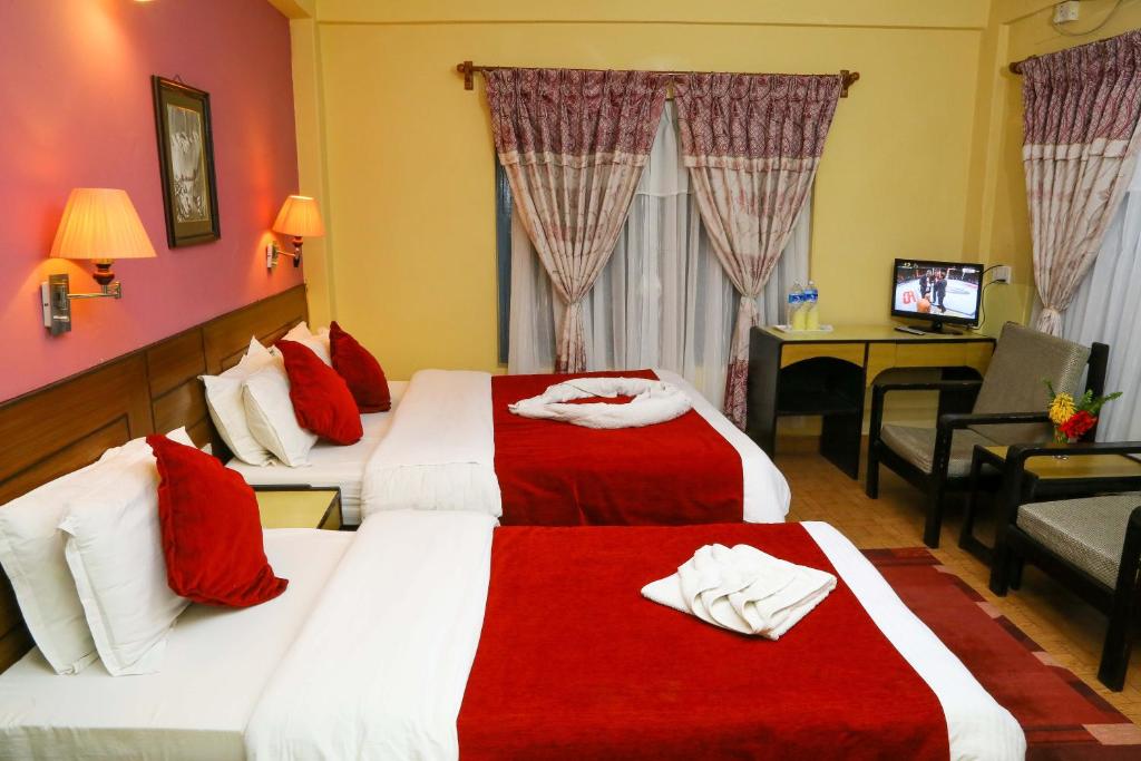 Postel nebo postele na pokoji v ubytování Hotel Silver Oaks Inn