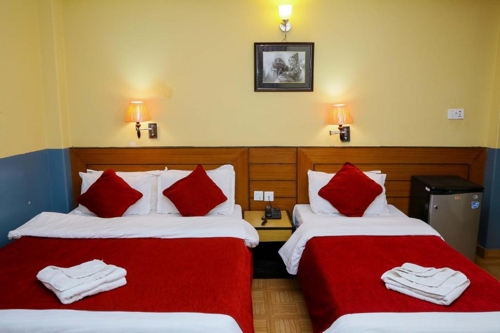 Postel nebo postele na pokoji v ubytování Hotel Silver Oaks Inn