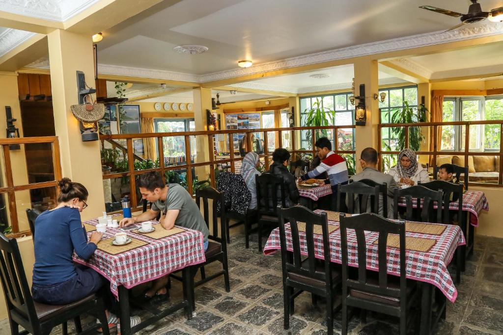 Restaurace v ubytování Hotel Silver Oaks Inn