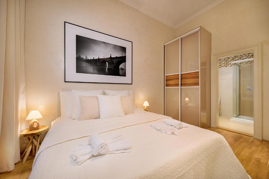 Postel nebo postele na pokoji v ubytování Prague Days - Luxurious Apartments Lesser Town