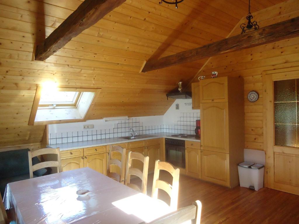 eine Küche mit einem Tisch und Stühlen in einer Hütte in der Unterkunft Bauernhof Oberfriessnig in Radenthein
