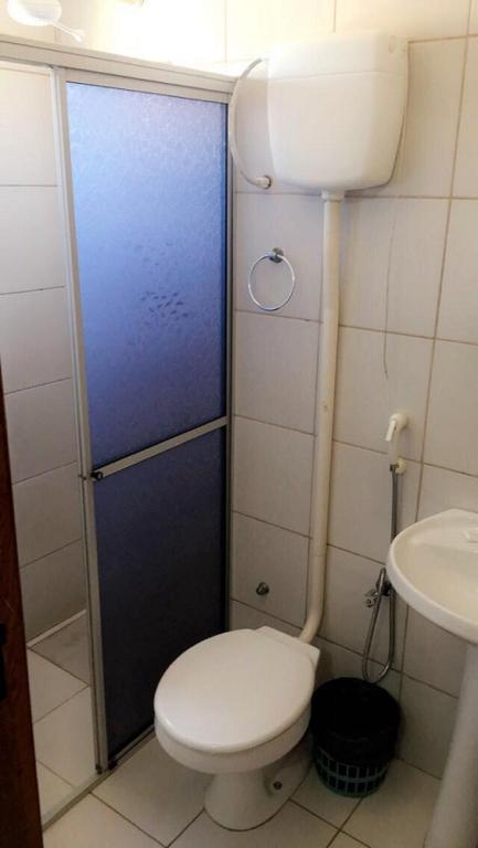 Un baño con ducha, inodoro y lavabo. en Hotel Kika, en São Gabriel