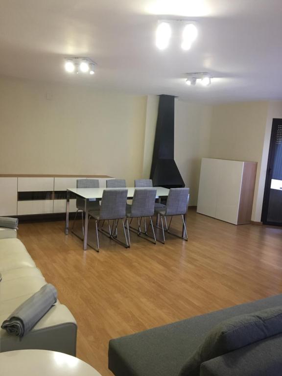 バレンシアにあるAPARTAMENTO CENTRICO PARKING - WIFiのテーブル、椅子、ソファが備わる客室です。