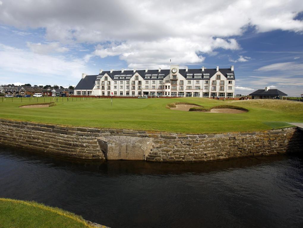 un grande edificio su un campo da golf vicino all'acqua di Carnoustie Golf Hotel 'A Bespoke Hotel’ a Carnoustie