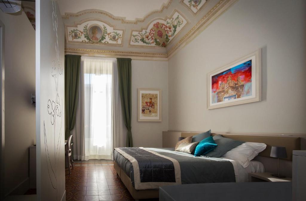 カターニアにあるMagione del Reのベッドルーム(ベッド1台、窓付)
