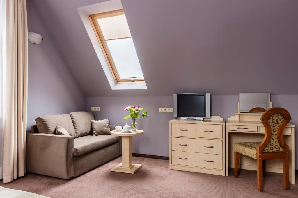 TV a/nebo společenská místnost v ubytování Villa Elise Park Pension