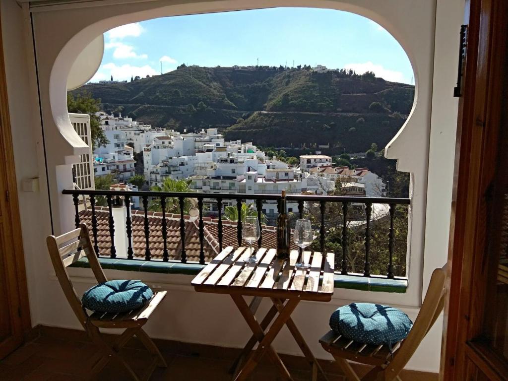 コンペタにあるApartamento Las Margaritasの市街の景色を望むバルコニー(椅子2脚付)