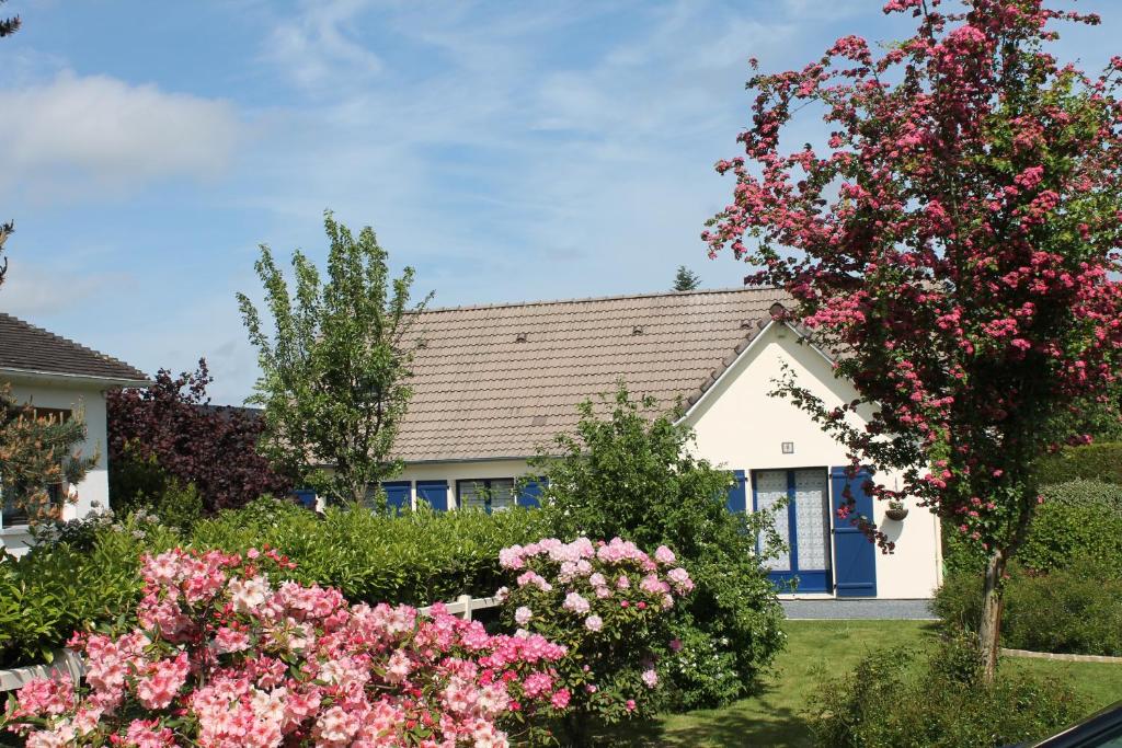 ein Haus mit rosa Blumen davor in der Unterkunft Une Chambre D'Hote Yvetot in Yvetot