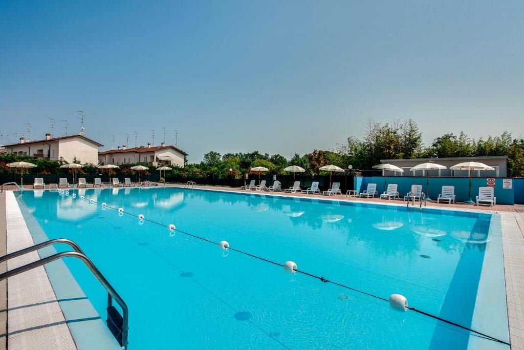Bazén v ubytování Aparthotel Costa Paradiso nebo v jeho okolí