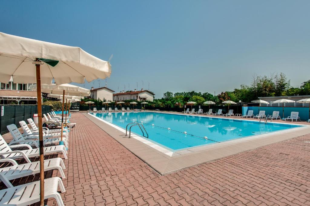 Bazén v ubytování Aparthotel Costa Paradiso nebo v jeho okolí