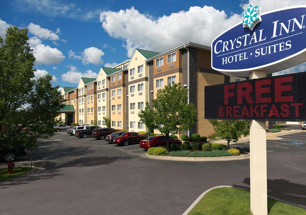 un hôtel avec un panneau en face d'un parking dans l'établissement Crystal Inn Hotel & Suites - Midvalley, à Murray