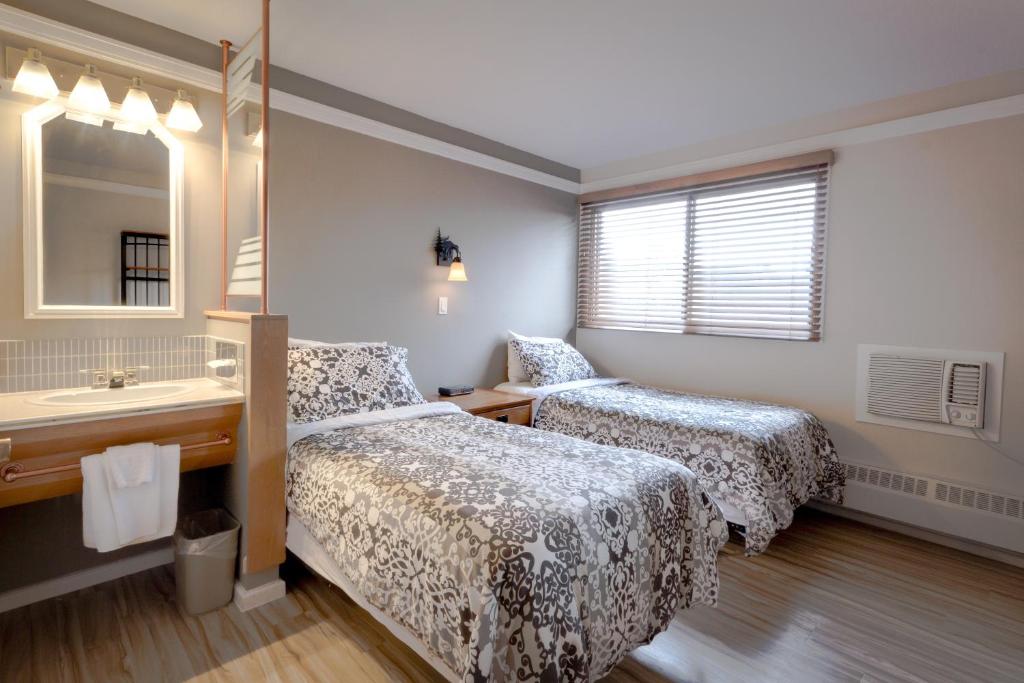 Una cama o camas en una habitación de Astoria Hotel