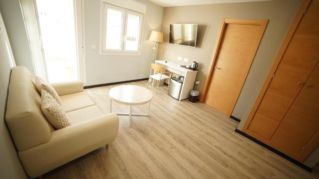 Televízia a/alebo spoločenská miestnosť v ubytovaní Hotel Infante Antequera