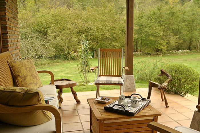 soggiorno con sedia e tavolino di La Ablaneda a Soto de Cangas