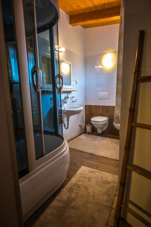 Kúpeľňa v ubytovaní Moroder Haus