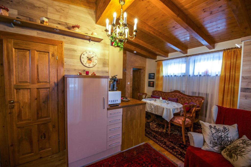 Kuchyňa alebo kuchynka v ubytovaní Moroder Haus