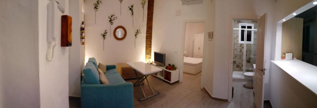 a room with a desk and a room with a bathroom at Acogedor Apartamento en Triana Sevilla in Seville