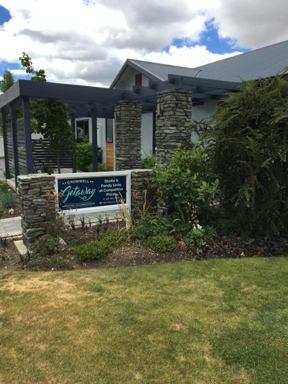 uma casa com um sinal em frente em Cromwell Getaway em Cromwell