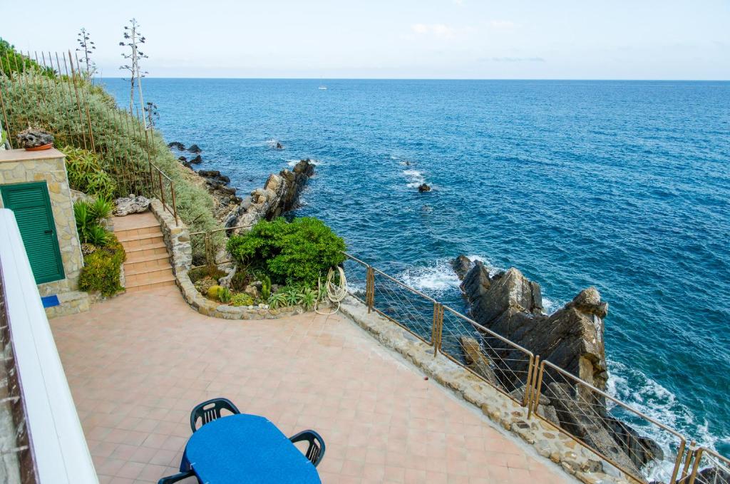 CipressaにあるHoliday Apartment by the sea - breathtaking locationの海を見つめるベンチに座る者