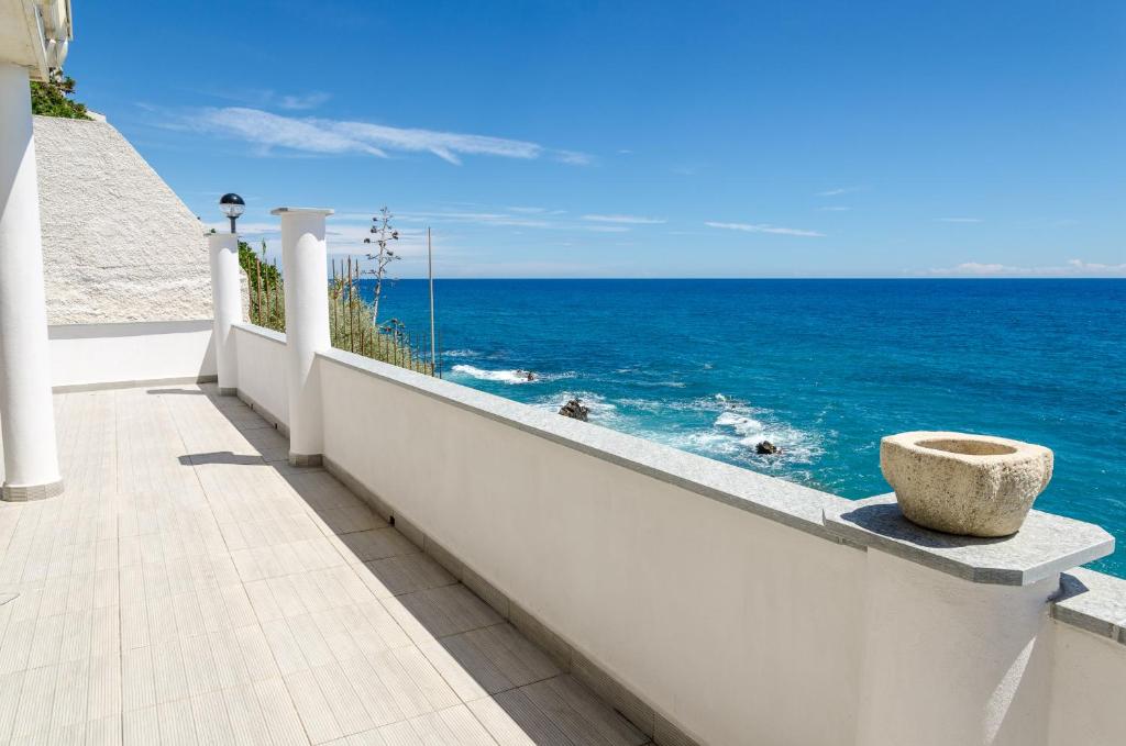 balcón con vistas al océano en Seaside holiday apartment - unique location, en Cipressa