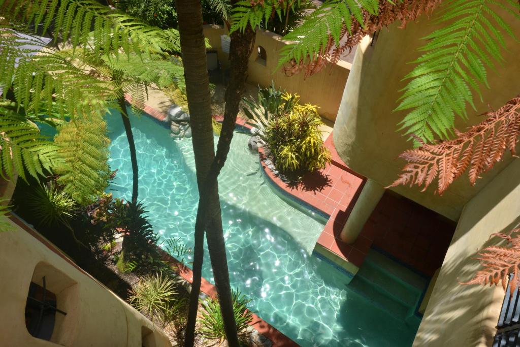 een uitzicht over een zwembad in een resort bij Seascape Apartments at Villa San Michele in Port Douglas