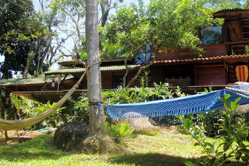 una hamaca frente a una casa en Pousada Rainforest House - Ilha Grande, en Abraão