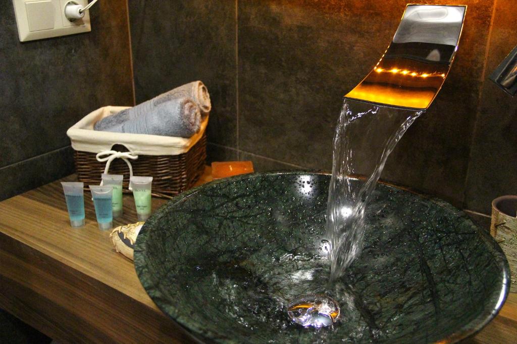 een badkamer met een wastafel en een fontein bij Old Walls 1 in Tbilisi City