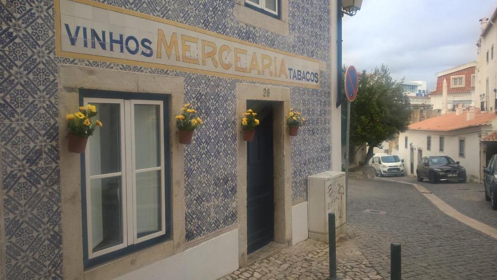 un edificio con un letrero al lado de una calle en Casa Zé Bonito I, en Cascais