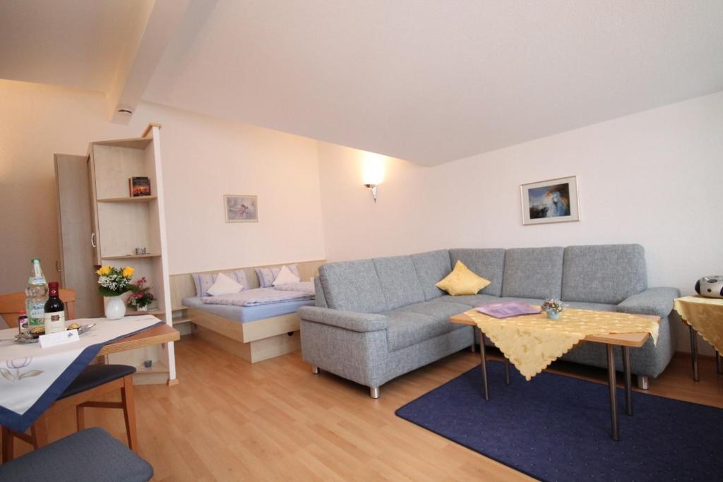 uma sala de estar com um sofá e uma mesa em Ferienwohnung Sabrina em Oberstaufen