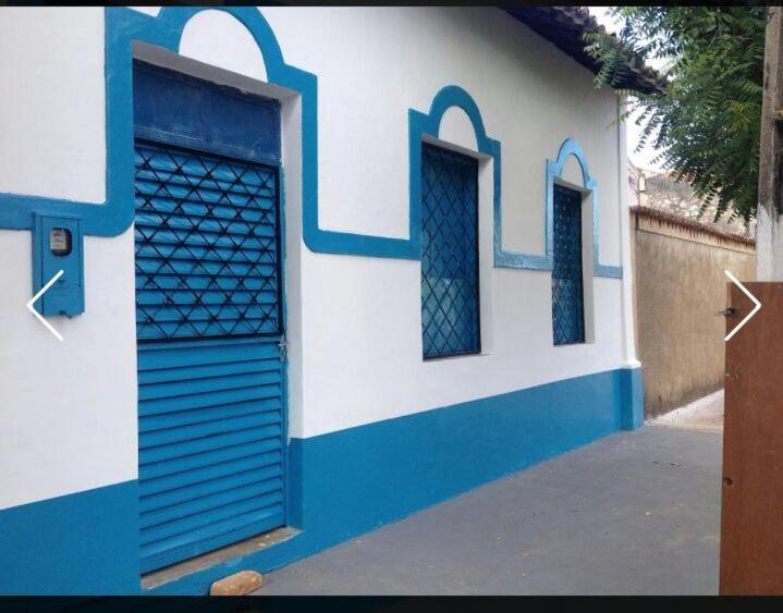 een blauw-wit gebouw met een blauwe deur bij Casa Colonial no Centro in Carolina