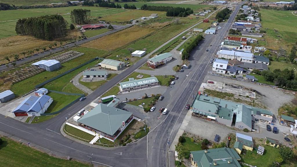 une vue aérienne sur une petite ville avec une route dans l'établissement Tui Base Camp, à Tuatapere