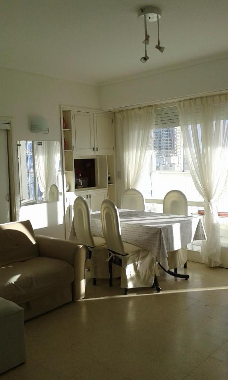 - un salon avec une table, des chaises et un canapé dans l'établissement Ambiente y Medio, à Mar del Plata