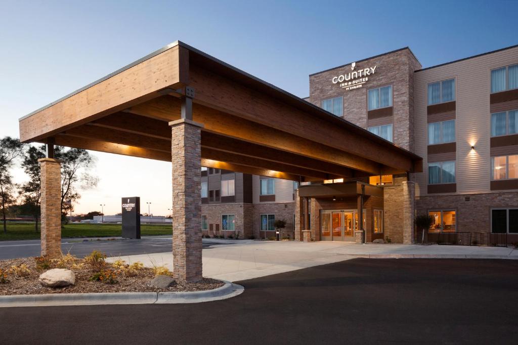 un edificio con tenda da sole di fronte a un edificio di Country Inn & Suites by Radisson, Austin North Pflugerville , TX a Round Rock