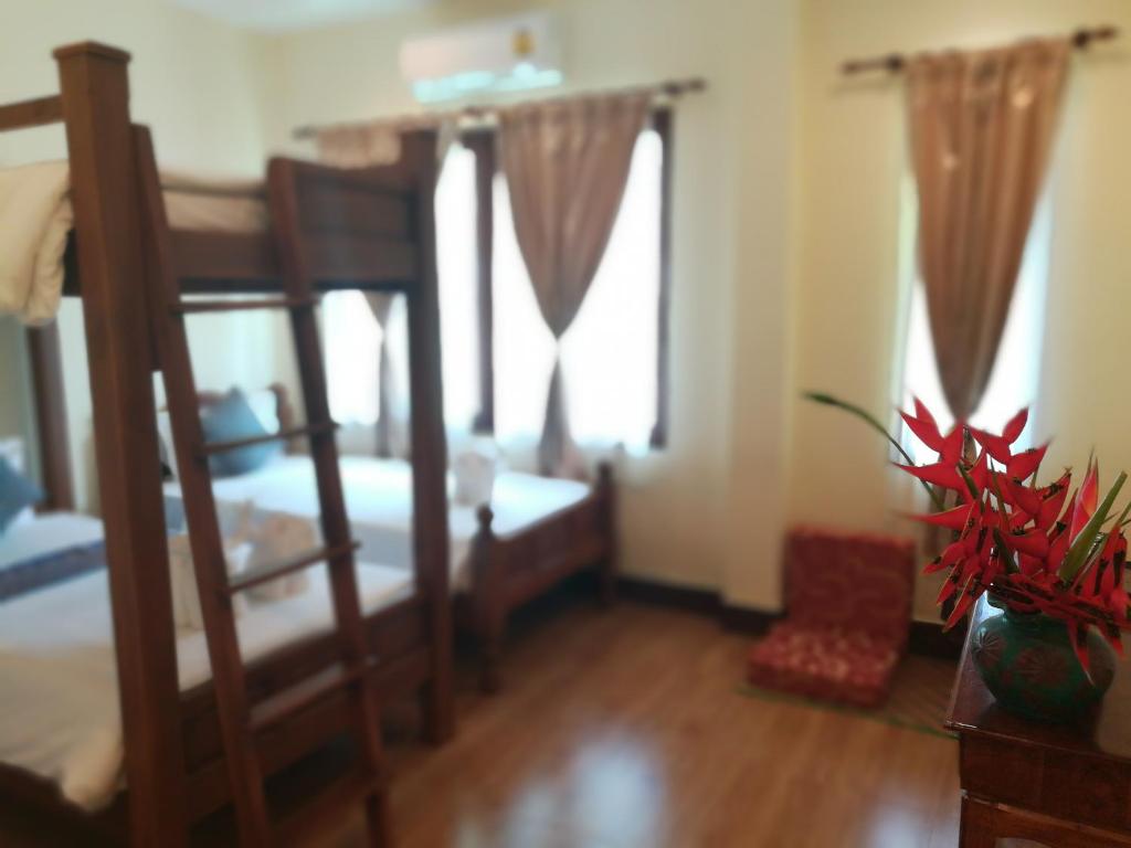 Postel nebo postele na pokoji v ubytování Baan Bussaba Hotel