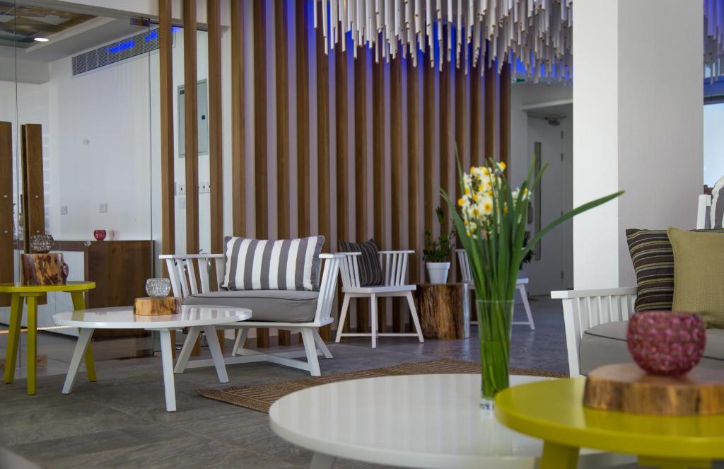 Uma área de estar em Island Boutique Hotel