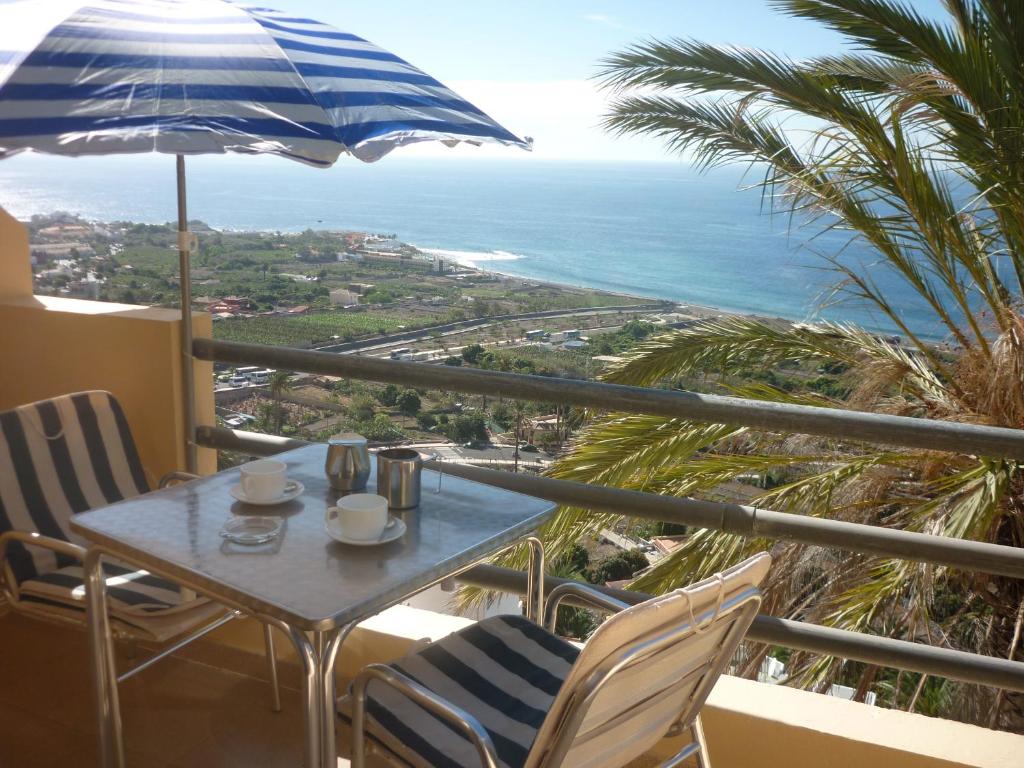 a table and chairs with a view of the ocean at Bella Vista in Valle Gran Rey